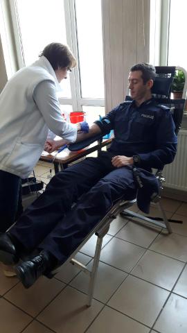 policjant oddający krew