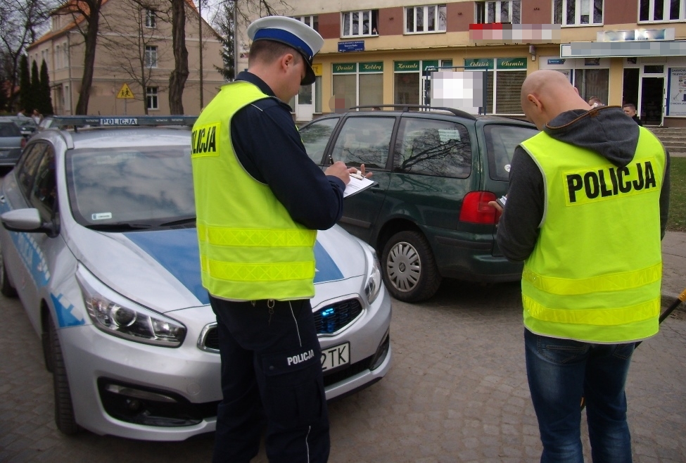 Policjanci na miejscu zdarzenia