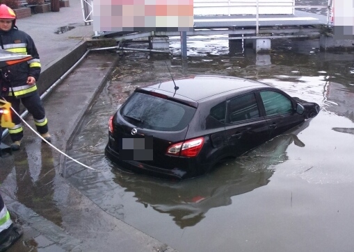 Samochód, który stoczył się do jeziora