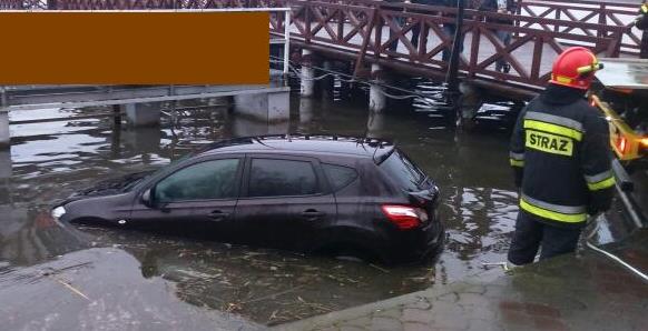 Samochód, który stoczył się do jeziora