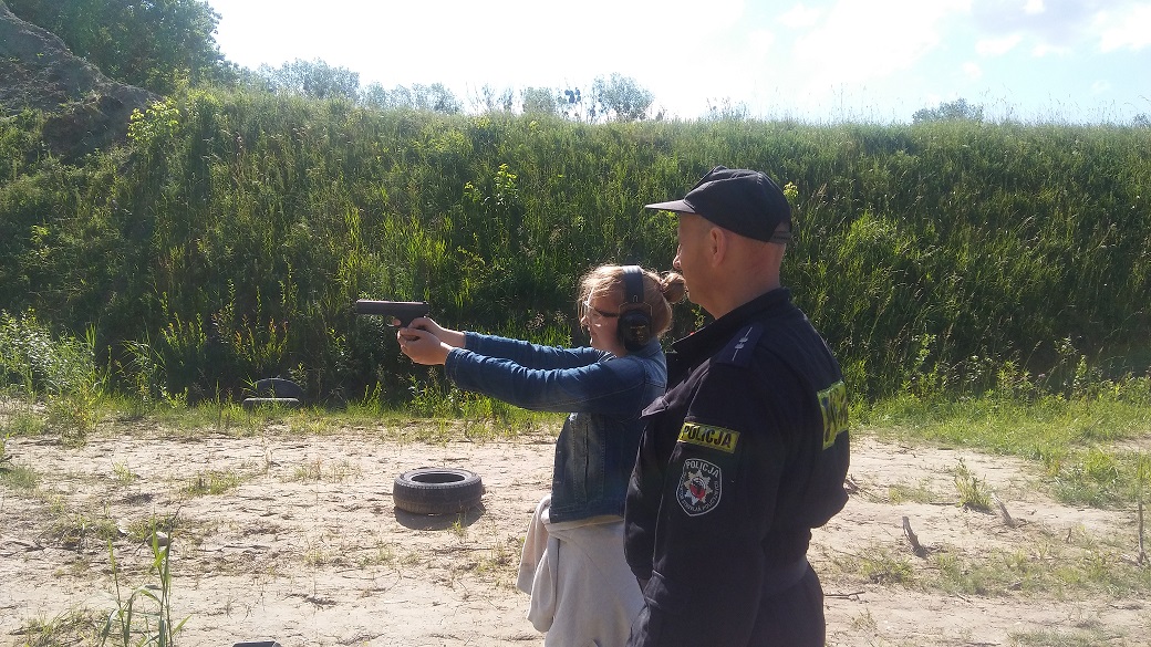 Trening strzelecki dla klas policyjnych