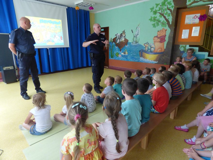 Dzielnicowi na spotkaniach w szkołach