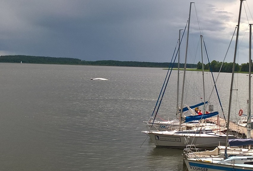 Wywrócona łódź na Jeziorze Święcajty