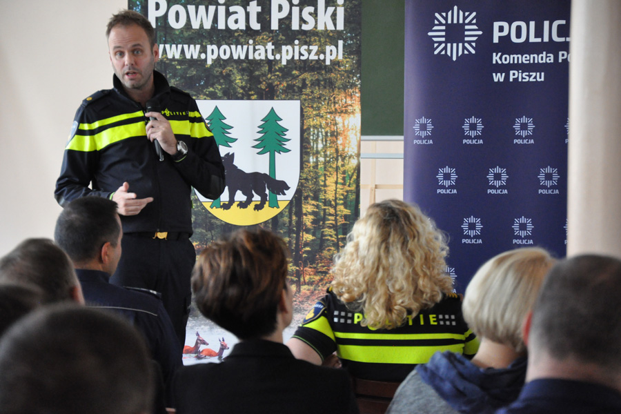 Holenderski policjant przemawia do uczestników konferencji