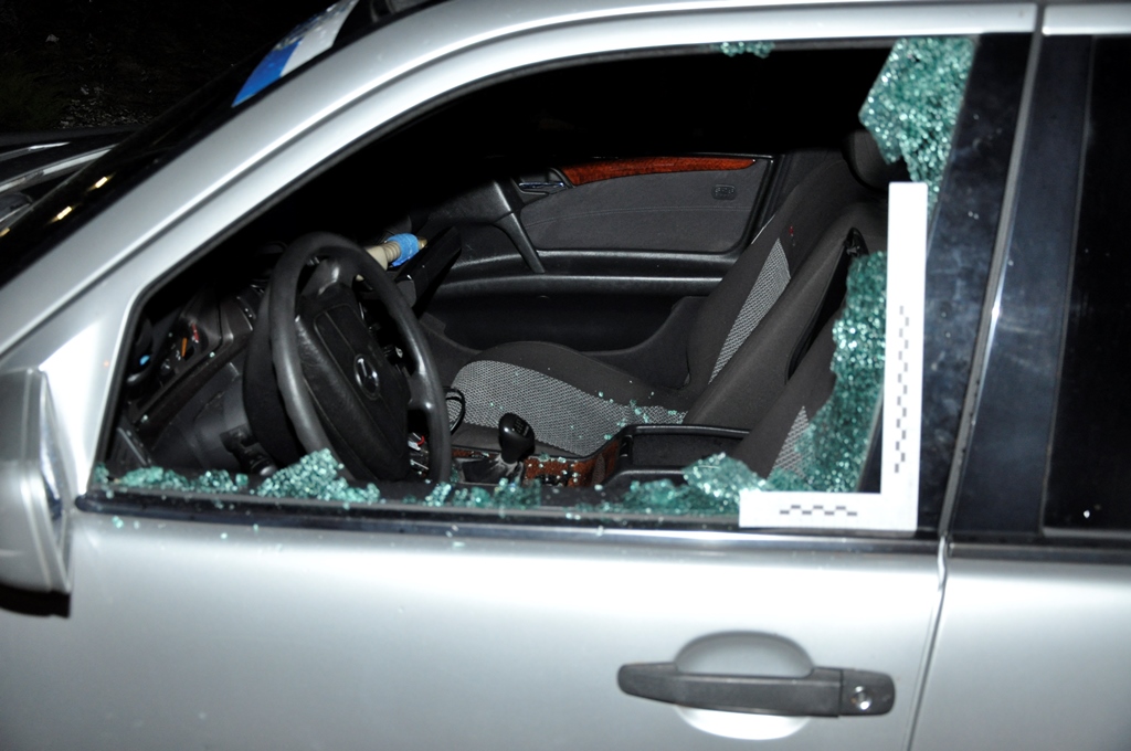 Pojazd, do którego włamali się dwaj mężczyźni