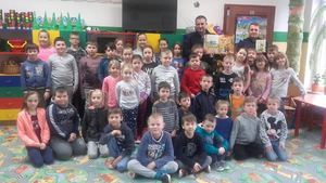 Dzielnicowi czytają dzieciom