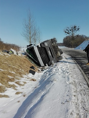 Ciężarówka w rowie