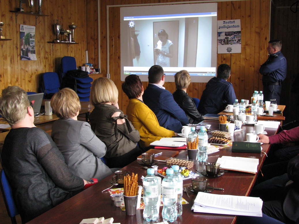 Spotkanie policjantów z przedstawicielami gminnych i miejskich ośrodków pomocy społecznej