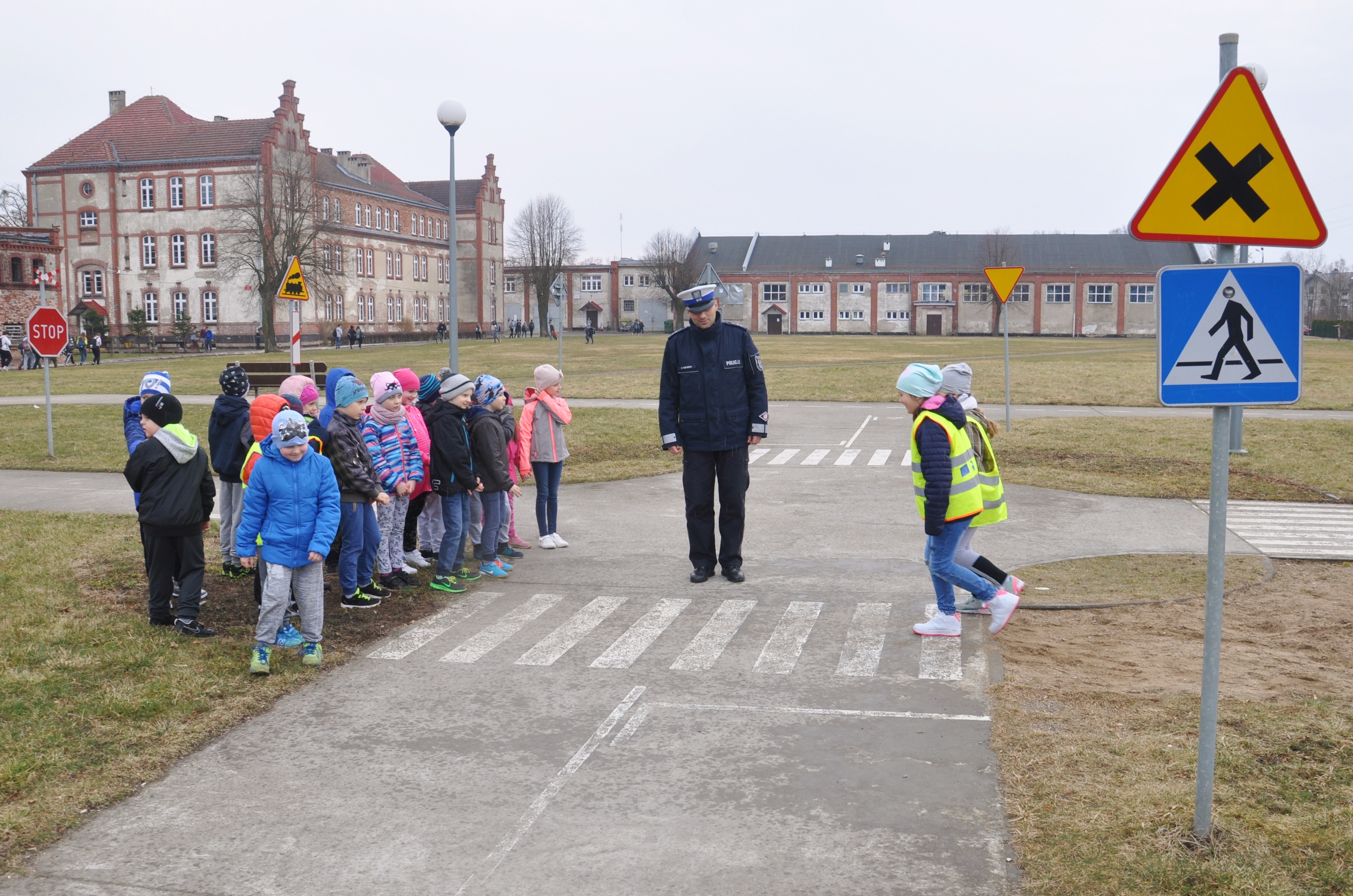 Dzielnicowy z wizytą w szkole