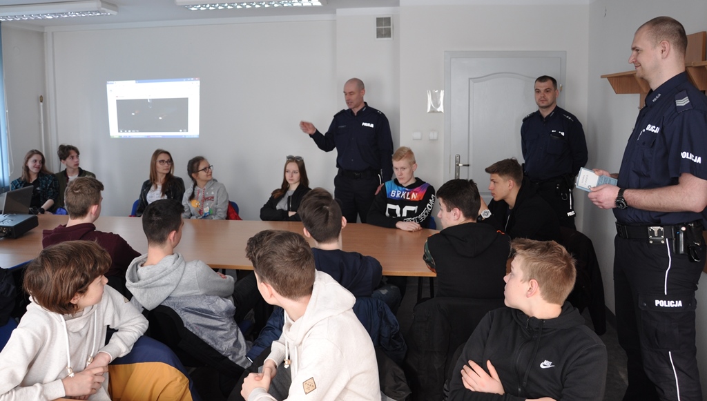 Spotkanie policjantów z młodzieżą