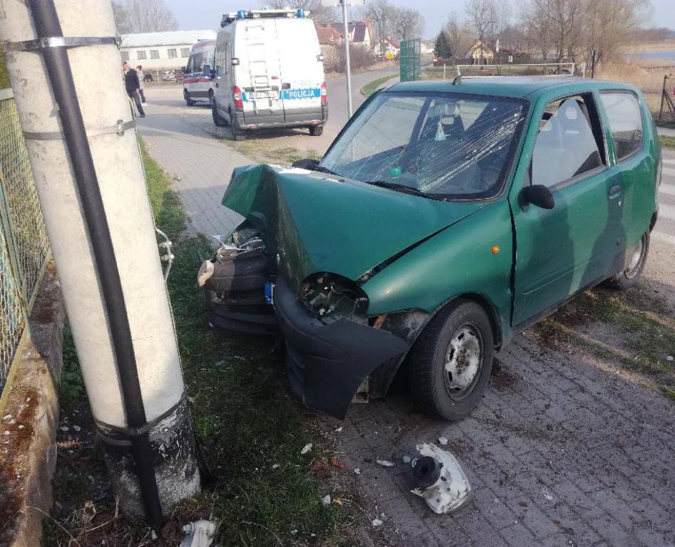 Kierowca fiata uderzył w latarnię