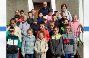 Pamiątkowe zdjęcie z dzielnicowym