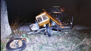 Ciągnik leżący na drodze