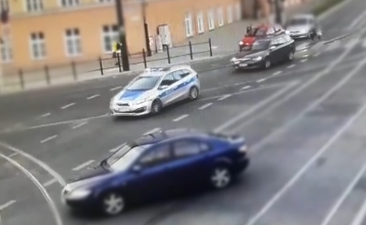 Olsztyn Policjanci eskortowali samochód z rannym chłopcem