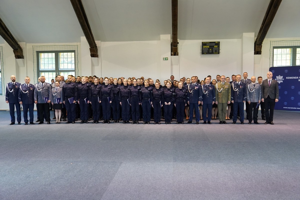 Ślubowanie nowych policjantów i wręczenie awansów