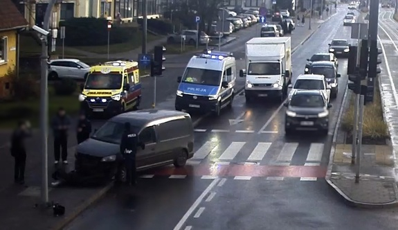 Wjechał hulajnogą elektryczną wprost pod nadjeżdżające auto