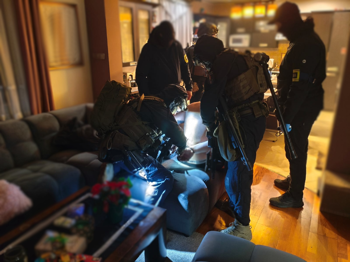 Podszywali się pod policjantów i napadli obywateli Ukrainy. Ośmiu mężczyzn zatrzymanych