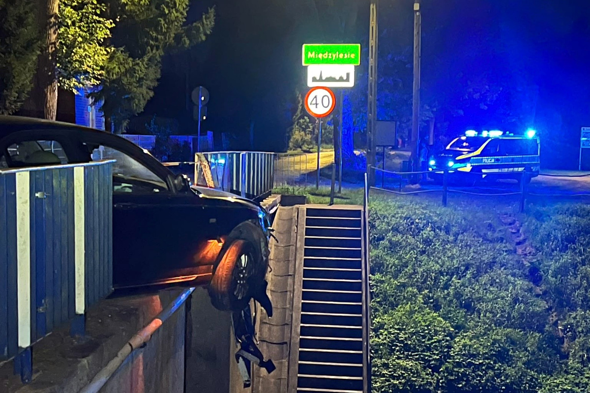 Bezmyślną jazdę zakończyła na barierze mostu. 40-latka odpowie przed sądem, a mandatem ukarany został jej pasażer