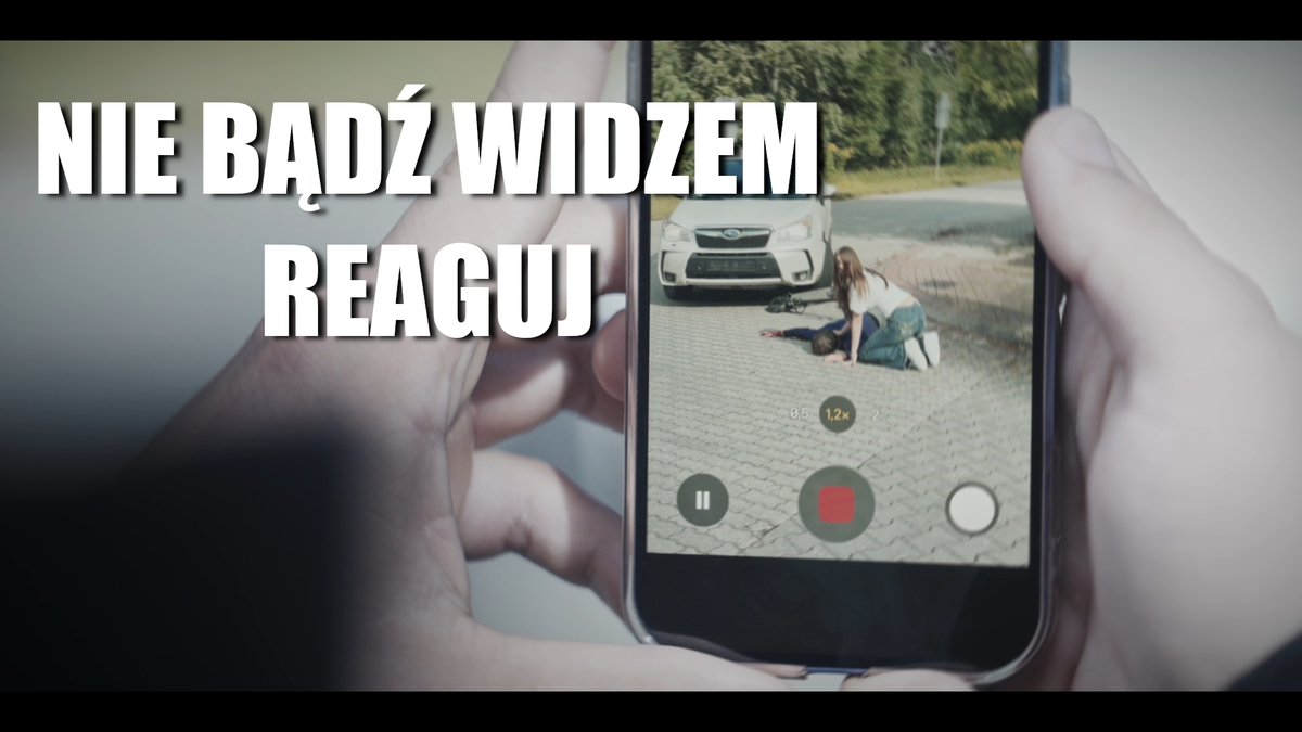 Telefon w dłoni. Nagrywasz czy pomagasz?