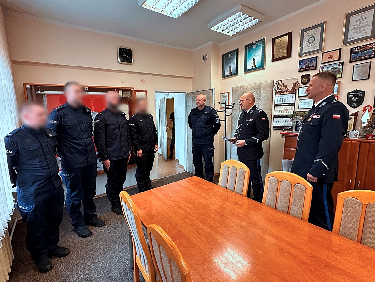 Elbląscy policjanci wyróżnieni przez Komendę Wojewódzką Policji w Olsztynie za zatrzymanie z ponad 40 kg narkotyków