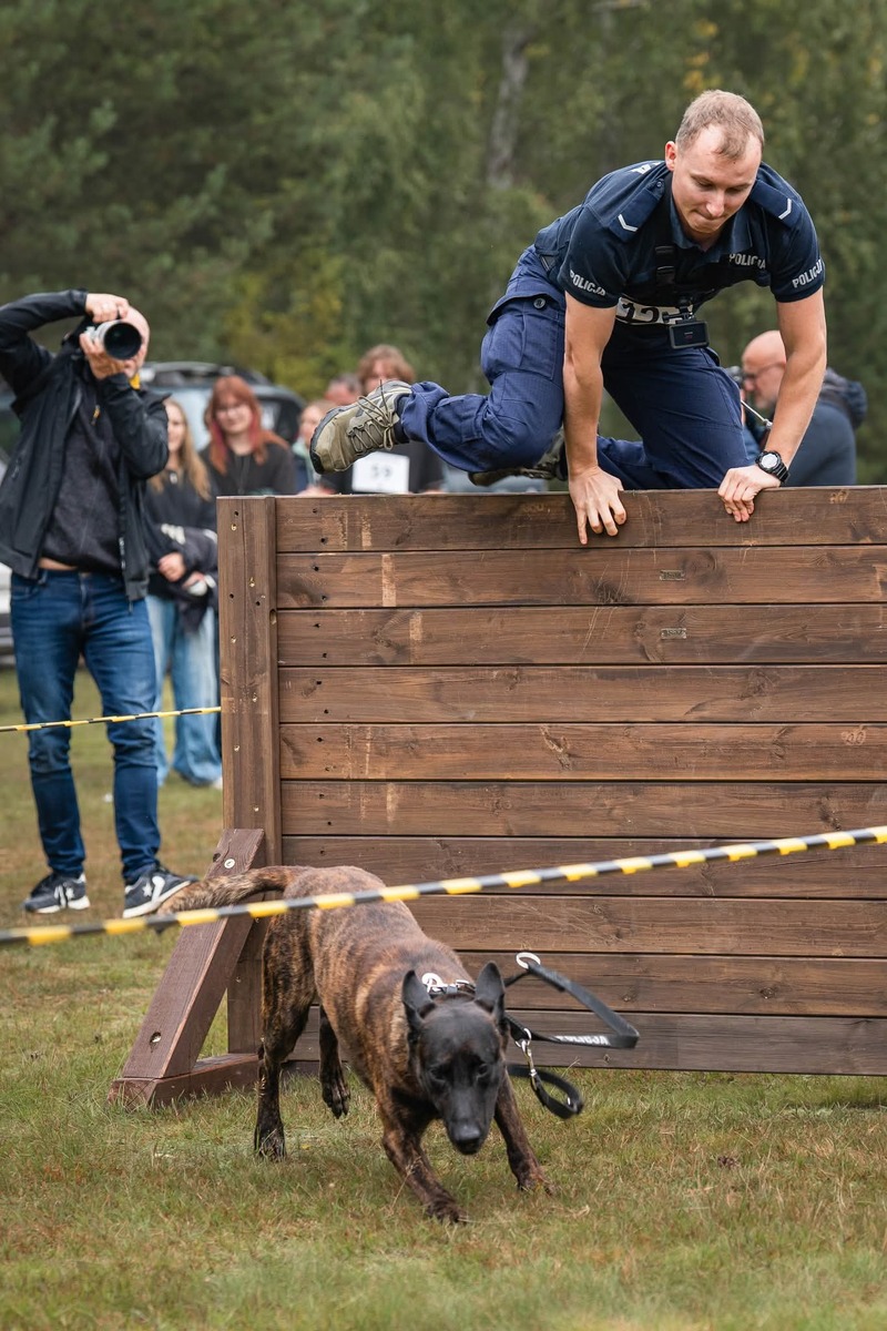 Policjant z Olsztyna i pies Jachu po raz drugi w zawodach Dogmagedon K9