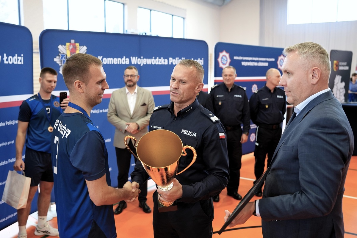 Policjanci z Olsztyna trzeci w III Mistrzostwach Polski Policji w siatkówce w Łodzi
