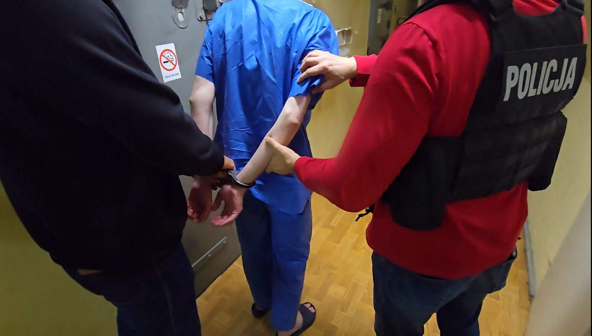 Podejrzany o podłożenie pojemników z łatwopalną cieczą zatrzymany. Policjanci dotarli do niego w niespełna dwa dni