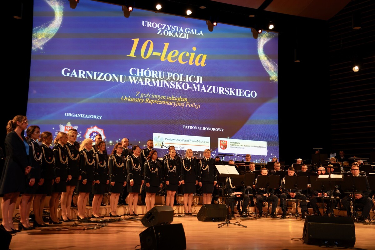 Uroczysta gala z okazji 10-lecia Chóru Policji Garnizonu Warmińsko-Mazurskiego z gościnnym udziałem Orkiestry Reprezentacyjnej Policji
